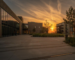 Gebäudefoto Marissa Resort bei Sonnenuntergang, Foto von Johnny Katana