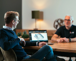 Zwei Personen in Besprechungssituation, Foto von Johnny Katana